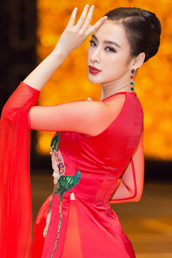 Angela Phương Trinh múa may uyển chuyển với tà áo dài 100 triệu, làm vedette của NTK Thủy Nguyễn Angela Phương Trinh múa may uyển chuyển với tà áo dài 100 triệu, làm vedette của NTK Thủy Nguyễn